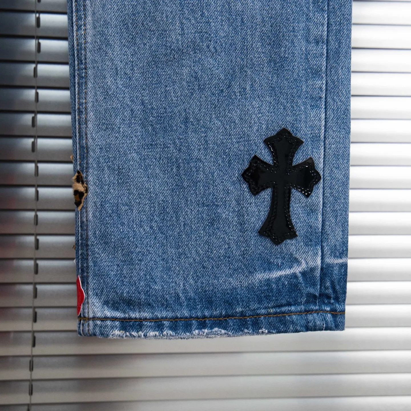 P290 high version Chrome Hearts blue denim with red black panther pattern multi-leather jeans. CH jeans need to be washed and then disassembled and hand-stitched with sheepskin cross leather and then spliced ​​together. The whole piece has too many craftsmanship to explain, patchwork cross pattern embellishment, high-waisted washed jeans! ! Absolutely high-end luxury products, god-level single products and super popular products, made with top heavy industry, a must-see magic weapon. Customized hardware. The fabric is thick and soft after washing. It has good breathability. Customized small leather label. Unique design. The details are simple and elegant, and the workmanship is exquisite. The entire trousers are neatly routed and the details are in place! It’s so cool that both men and women can easily control the genderless trend! Style number: 1799# Color: blue Size: 28 30 32 34 36